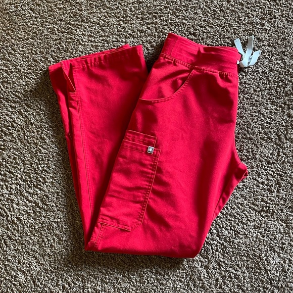 FIGS Red Kade cargo scrub pants - Picture 1 of 2